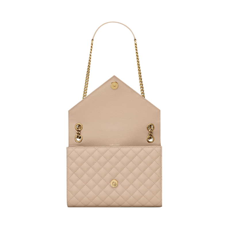 Envelope medium in quilted grain de poudre embossed leather.