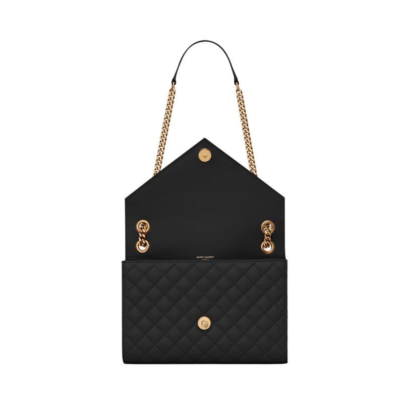 Envelope medium in quilted grain de poudre embossed leather.