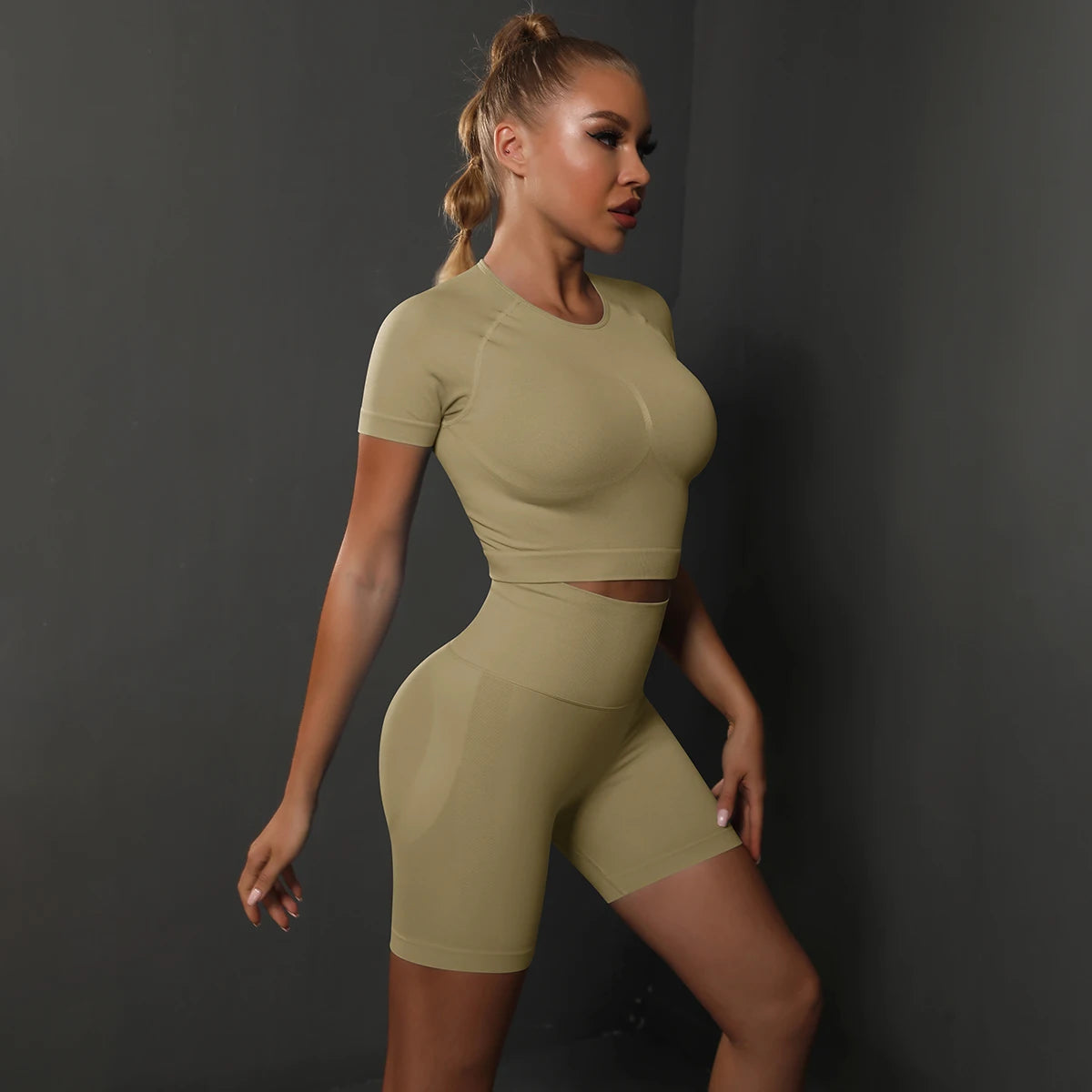 Seamless Women’s Yoga Set – High Waist Butt-Lifting Gym Shorts & Sport Top