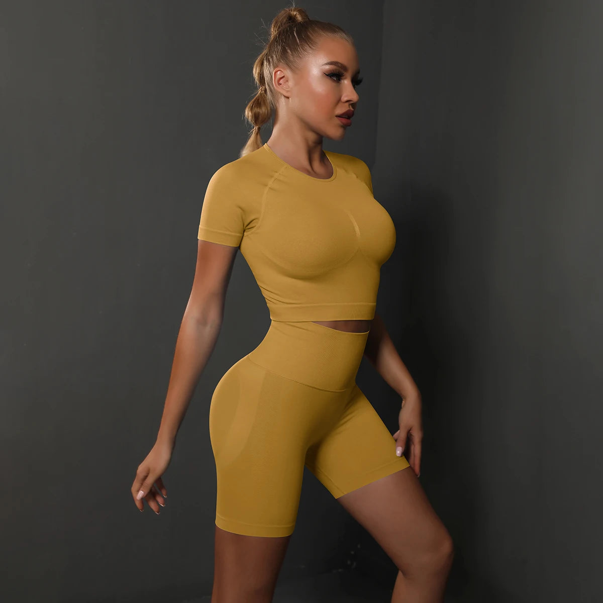 Seamless Women’s Yoga Set – High Waist Butt-Lifting Gym Shorts & Sport Top